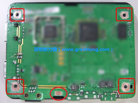 手動(dòng)去綠漆。使用傳統(tǒng)的刀片去除綠漆后的效果。