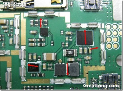 圖中顯示一塊電路板使用這種屏蔽夾(shielding clip)的實(shí)例?；旧衔覀?cè)趶澖堑牡胤蕉荚O(shè)計(jì)擺放了一個(gè)屏蔽夾，這樣可以讓作業(yè)員比較方便安裝屏蔽罩(shielding can)時(shí)的對(duì)位準(zhǔn)確。然后在其他沒(méi)有屏蔽夾的地方也設(shè)計(jì)了一些接地的布線，一來(lái)可以稍微提升屏蔽罩的電磁隔絕能力，另一方面也可以為屏蔽夾無(wú)效時(shí)，馬上可以更改為屏蔽框，而無(wú)需要重新設(shè)計(jì)電路板。